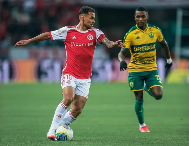 Alan Patrick, jogador do Internacional, disputa lance com Ramon, do Cuiabá, durante partida no Beira-Rio, pelo Campeonato Brasileiro A 2024. Foto: Giancarlo Santorum/AGIF