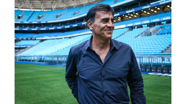 FOTO: LUCAS UEBEL/GREMIO FBPA - Gustavo Quinteros durante visita a Arena do Grêmio.