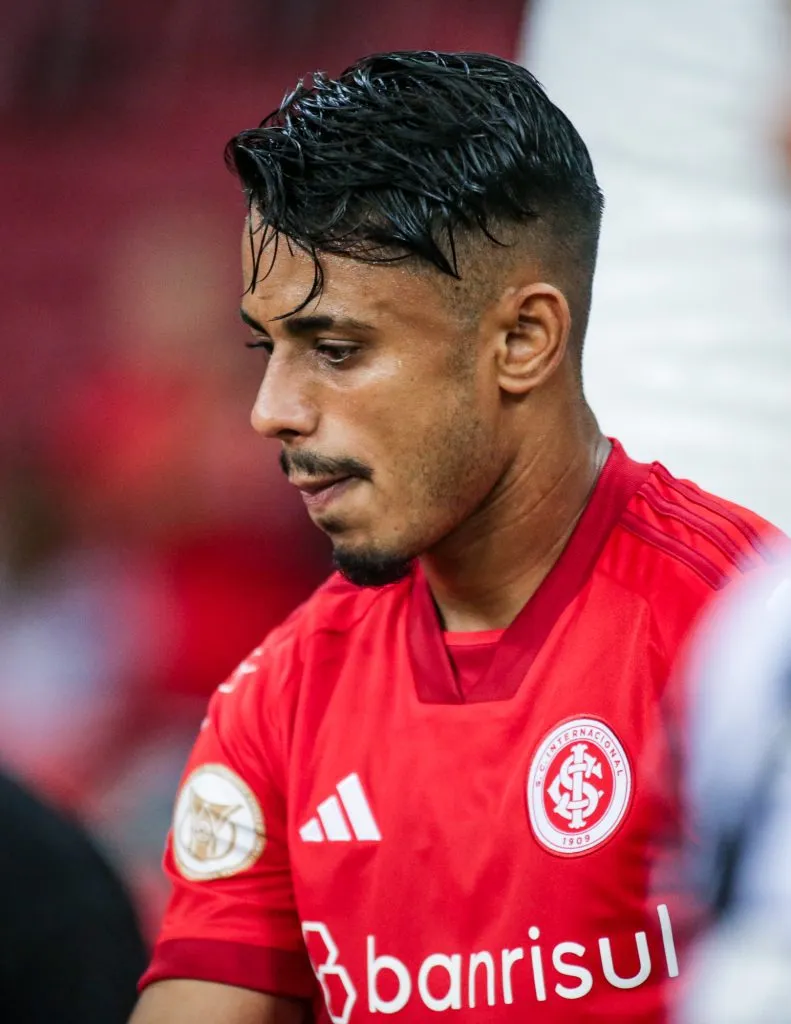 Gabriel Barros jogador do Internacional durante partida contra o Botafogo no Beira-Rio pelo campeonato Brasileiro A 2023. Foto: Giancarlo Santorum/AGIF