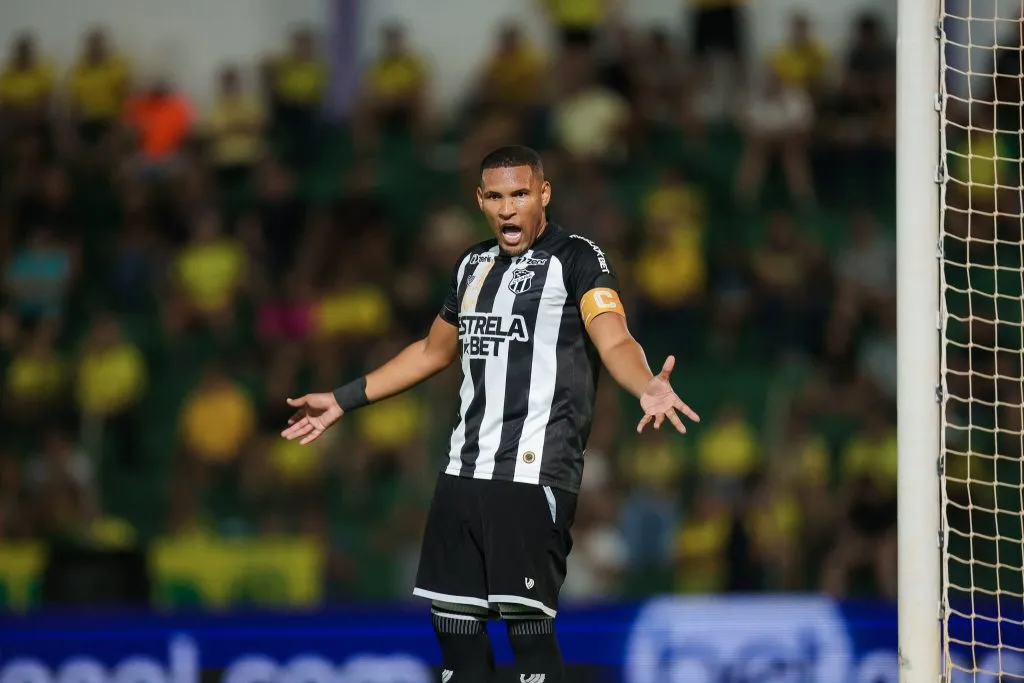 Matheus Felipe jogando pelo Ceará em 2024 –  Foto: Pedro Zacchi/AGIF