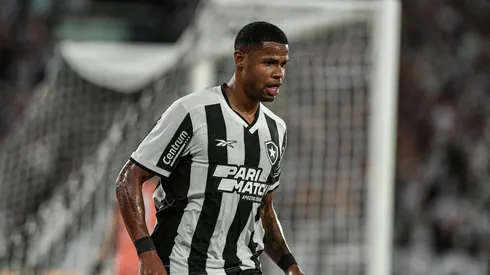 Júnior Santos jogador do Botafogo durante partida contra o Vitoria no estádio Engenhão pelo campeonato Copa Do Brasil 2024. Foto: Thiago Ribeiro/AGIF