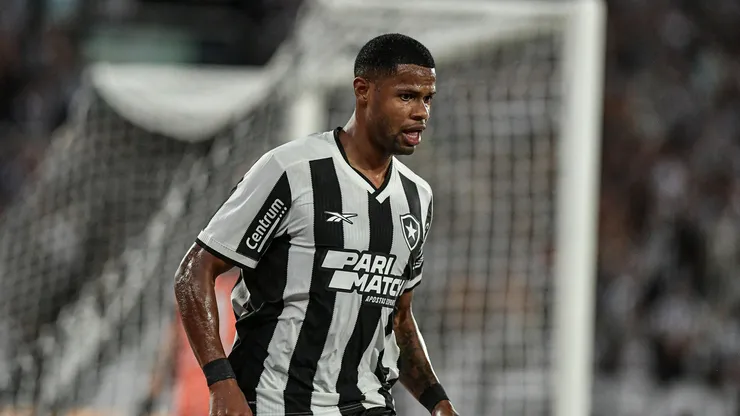 Júnior Santos jogador do Botafogo durante partida contra o Vitoria no estádio Engenhão pelo campeonato Copa Do Brasil 2024. Foto: Thiago Ribeiro/AGIF