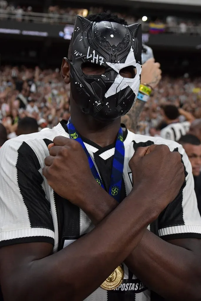 RJ – RIO DE JANEIRO – 08/12/2024 – BRASILEIRO A 2024, BOTAFOGO X SAO PAULO – Luiz Henrique jogador do Botafogo comemoram titulo de campeao apos partida contra o Sao Paulo no estadio Engenhao pela decisao do campeonato Brasileiro A 2024. Foto: Thiago Ribeiro/AGIF