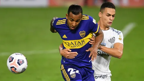 Sebastian Villa jogador do Boca Juniors disputa lance com Kaiky Melo jogador do Santos durante partida no estadio La Bombonera pelo campeonato Libertadores 2021.