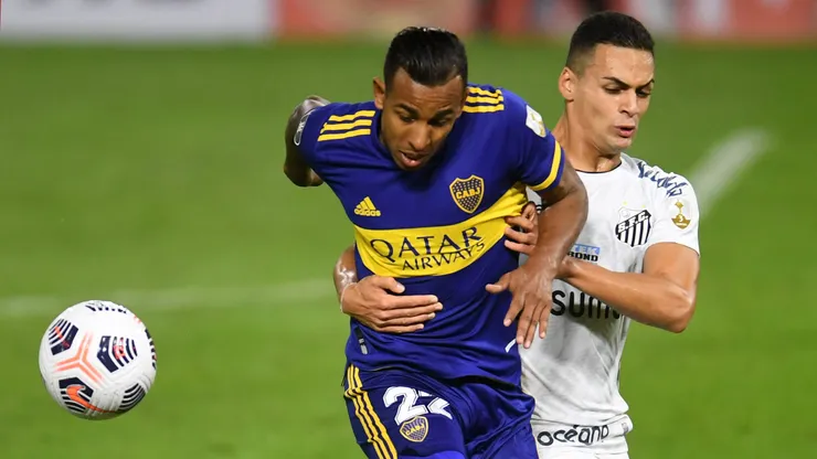 Sebastian Villa jogador do Boca Juniors disputa lance com Kaiky Melo jogador do Santos durante partida no estadio La Bombonera pelo campeonato Libertadores 2021.