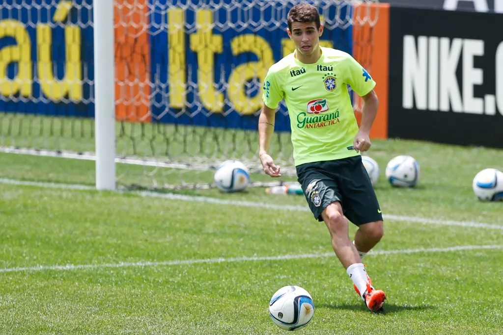 Oscar durante treino da Seleção Brasileira para eliminatórias da Copa do Mundo de 2018 na Arena Corinthians. Foto: Marcello Zambrana/AGIF