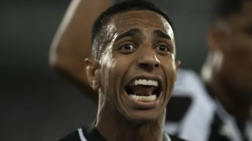 Victor Sa jogador do Botafogo comemora seu gol durante partida contra o Internacional no estadio Engenhao pelo campeonato Brasileiro A 2023.