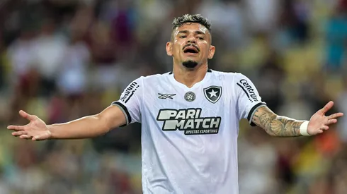 Tiquinho Soares, jogador do Botafogo, durante partida contra o Fluminense pelo Campeonato Brasileiro de 2024.