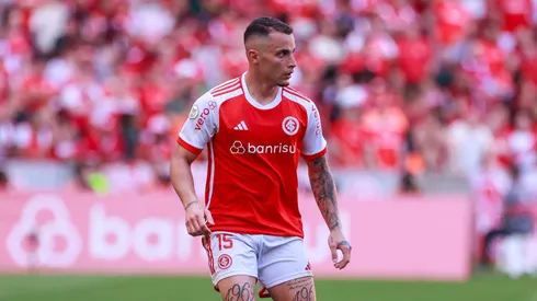 Bruno Gomes, jogador do Internacional, durante partida contra o Grêmio pelo Campeonato Brasileiro de 2024.