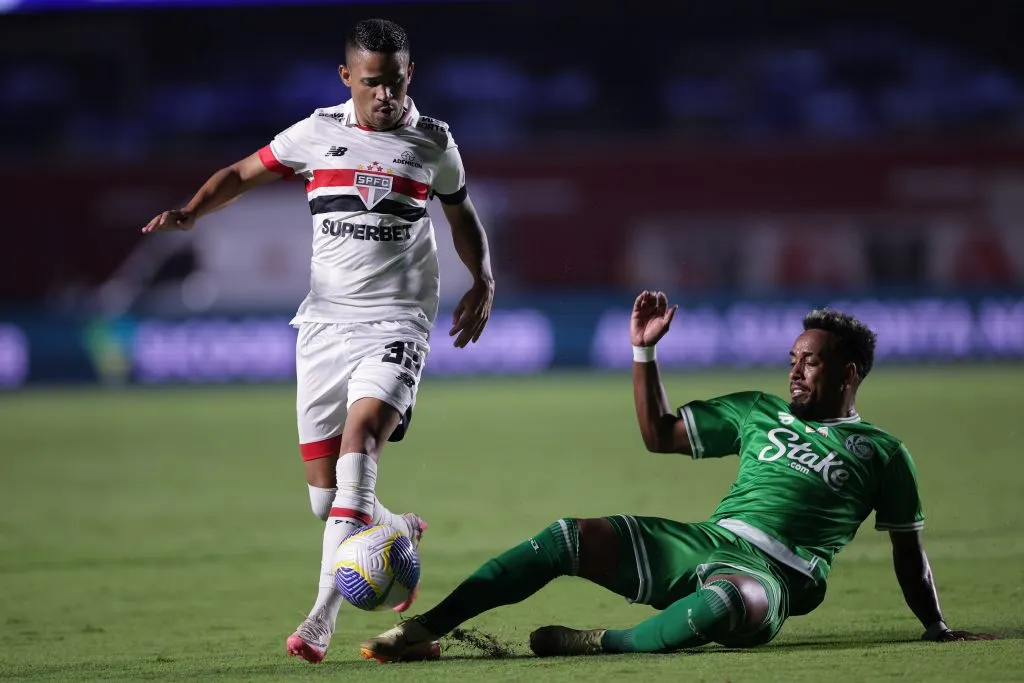 Erick jogador do São Paulo disputa lance com Ewerthon jogador do Juventude durante partida no estadio Morumbi pelo campeonato Brasileiro A 2024. Foto: Ettore Chiereguini/AGIF