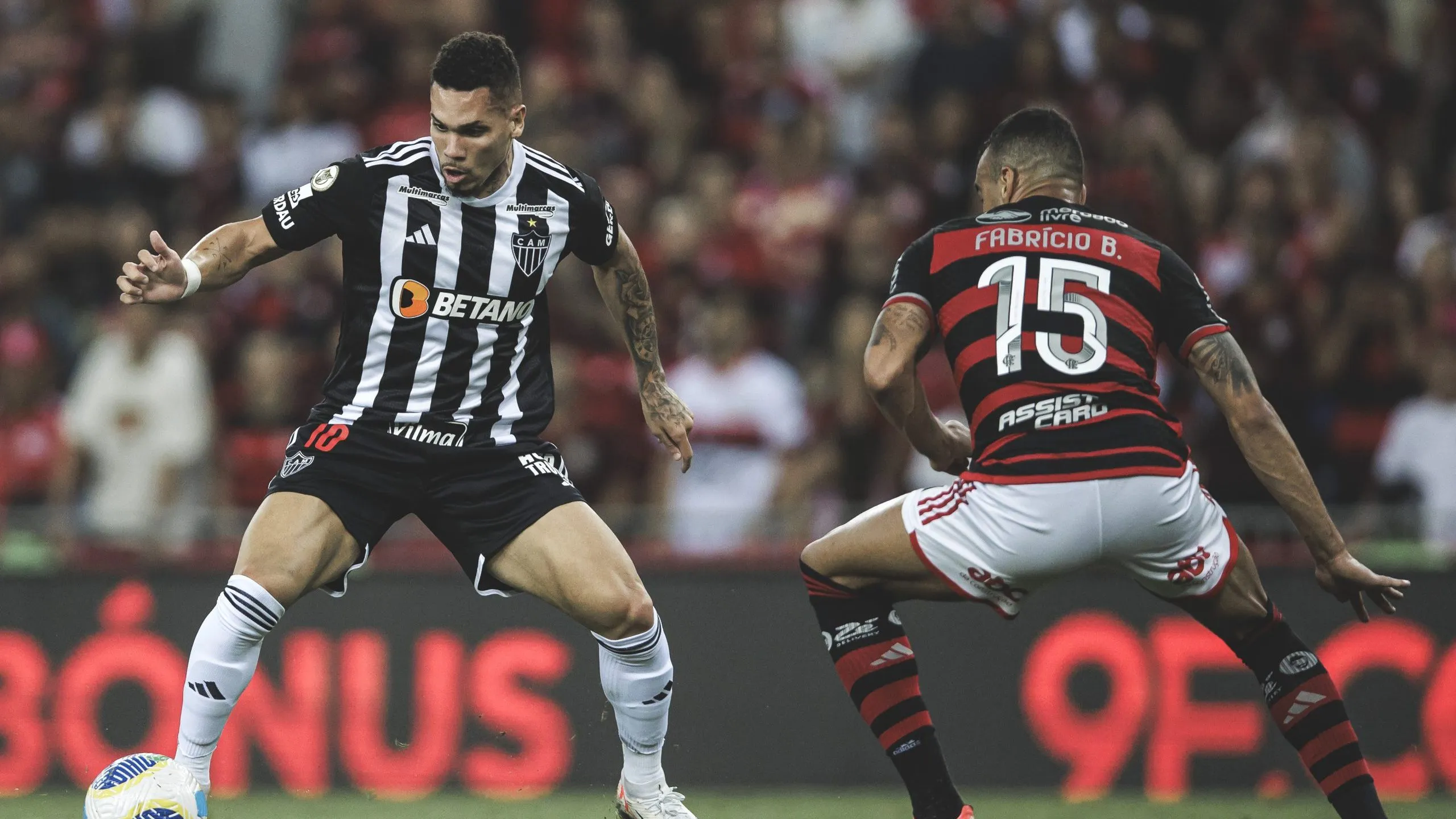 RJ – RIO DE JANEIRO – 13/11/2024 – BRASILEIRO A 2024, FLAMENGO X ATLETICO-MG – Fabricio Bruno jogador do Flamengo disputa lance com Paulinho jogador do Atletico-MG durante partida no estadio Maracana pelo campeonato Brasileiro A 2024. Foto: Andre Mourao/AGIF
