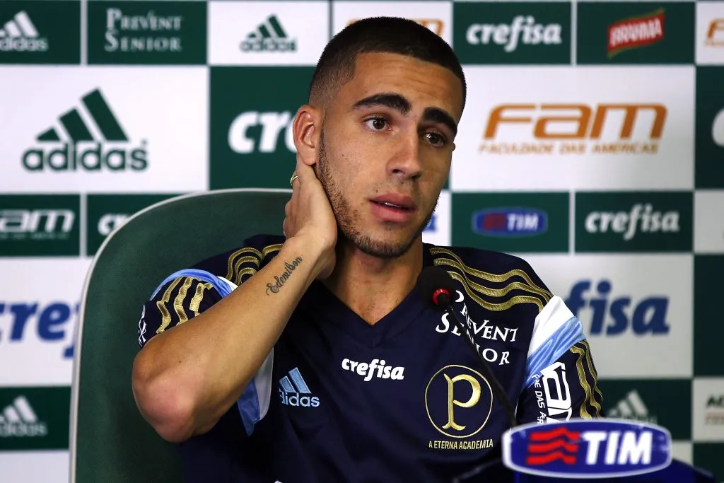 SAO PAULO – SP – 01/06/2015 – TREINO DO PALMEIRAS – Volante Gabriel durante coletiva de imprensa do Palmeiras no CT Academia de Futebol – Barra Funda. Foto: Daniel Vorley/AGIF.