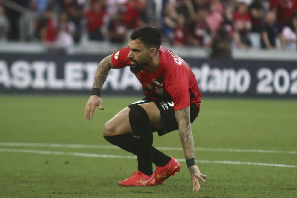PR – CURITIBA – 05/10/2024 – BRASILEIRO A 2024, ATHLETICO-PR X BOTAFOGO – Mastriani jogador do Athletico-PR durante partida contra o Botafogo no estadio Arena da Baixada pelo campeonato Brasileiro A 2024. Foto: Gabriel Machado/AGIF