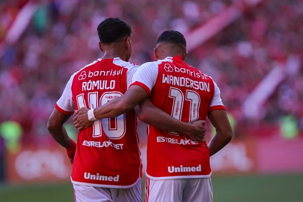 RS – PORTO ALEGRE – 24/11/2024 – BRASILEIRO A 2024, INTERNACIONAL X BRAGANTINO – Wanderson jogador do Internacional comemora seu gol com Romulo jogador da sua equipe durante partida contra o Bragantino no estadio Beira-Rio pelo campeonato Brasileiro A 2024. Foto: Maxi Franzoi/AGIF