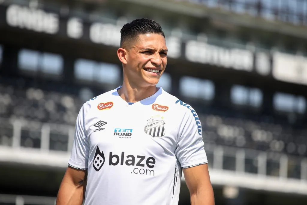 Rodrigo Ferreira em campo durante sua apresentacao oficial como jogador do Santos em coletiva de imprensa realizada no Vila Belmiro. Foto: Reinaldo Campos/AGIF