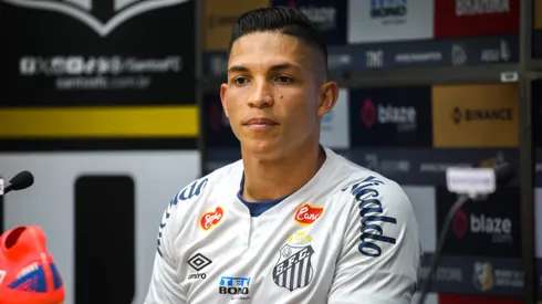 Rodrigo Ferreira fala aos jornalista durante sua apresentacao oficial como jogador do Santos em coletiva de imprensa realizada no Vila Belmiro. Foto: Reinaldo Campos/AGIF