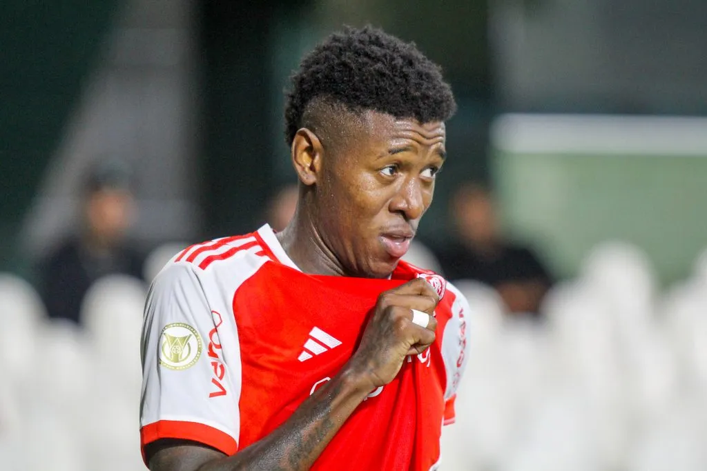Vitão, jogador do Internacional, comemora seu gol contra o Grêmio (Foto: Lucas Gabriel Cardoso/AGIF)