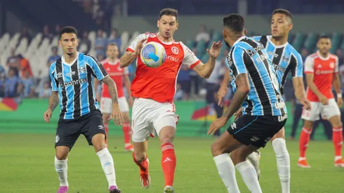 Alario jogador do Internacional durante partida contra o Gremio no estadio Couto Pereira pelo campeonato Brasileiro A 2024.