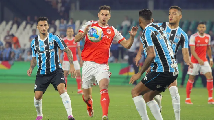 Alario jogador do Internacional durante partida contra o Gremio no estadio Couto Pereira pelo campeonato Brasileiro A 2024.