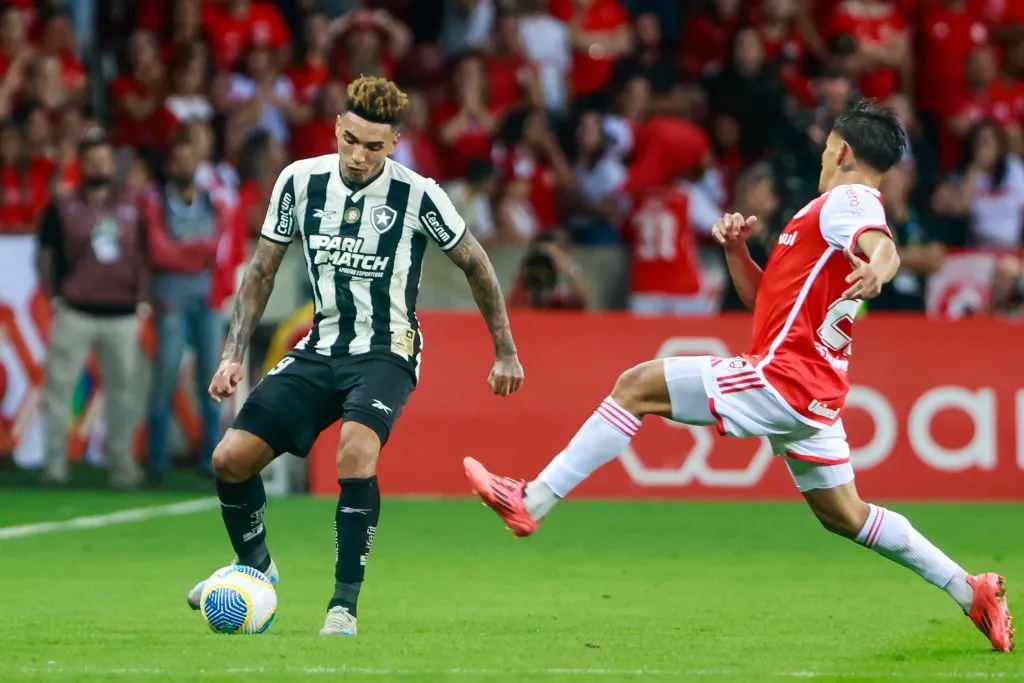Igor Jesus, jogador do Botafogo, durante partida contra o Internacional (Foto: Luiz Erbes/AGIF)