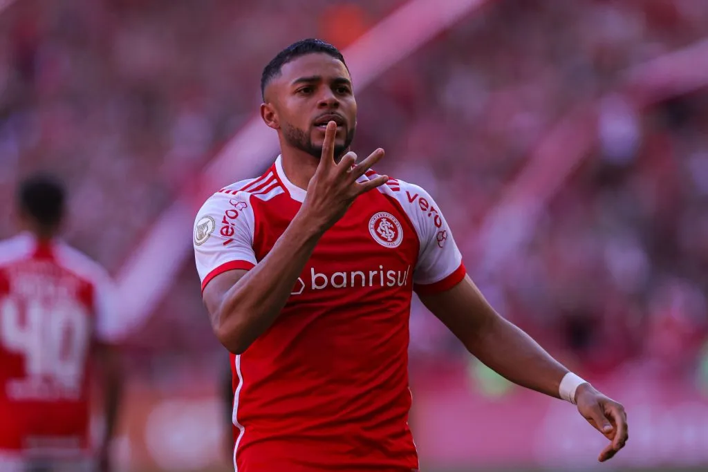 Wanderson, jogador do Internacional, comemora seu gol contra o Bragantino (Foto: Maxi Franzoi/AGIF)
