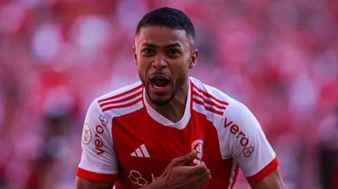 Wanderson, jogador do Internacional, comemora seu gol contra o Bragantino (Foto: Maxi Franzoi/AGIF)