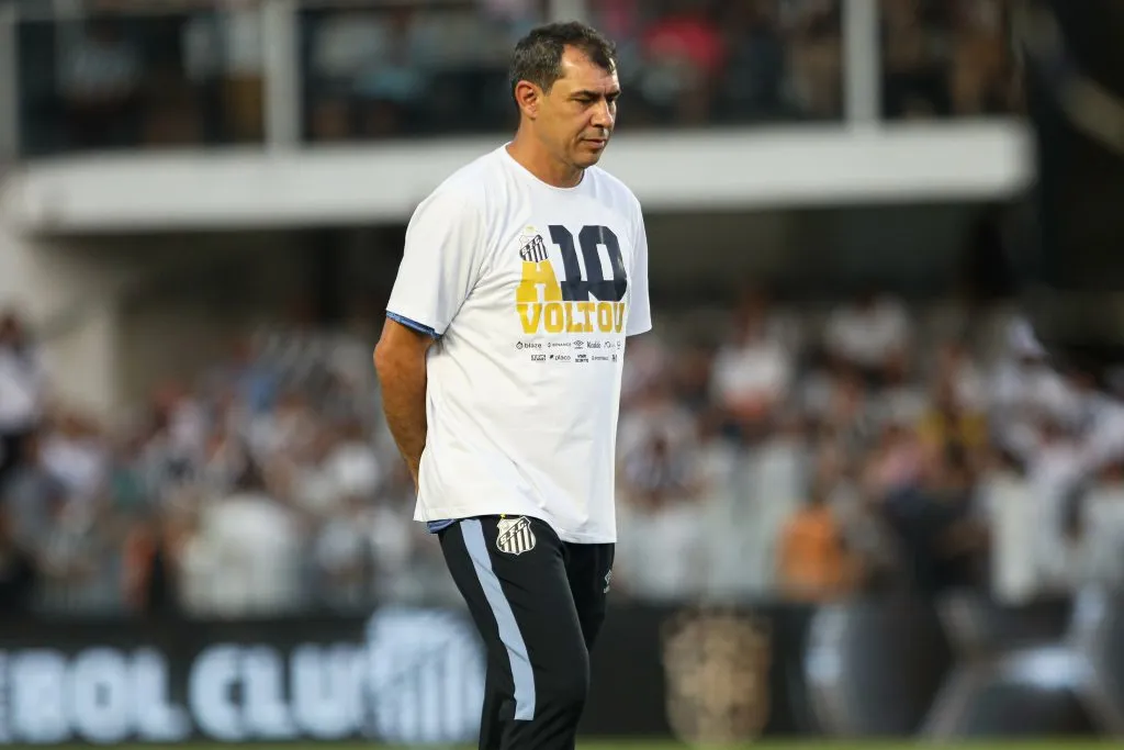 Fabio Carille ex-técnico do Santos comemora titulo de campeão após partida contra o CRB na Vila Belmiro pela decisão do campeonato Brasileiro B 2024. Foto: Reinaldo Campos/AGIF