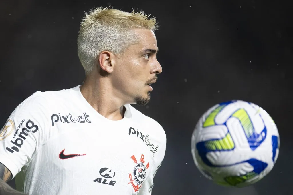 Fagner jogador do Corinthians durante partida contra o Vasco no estadio Sao Januario pelo campeonato Brasileiro A 2023. Foto: Jorge Rodrigues/AGIF
