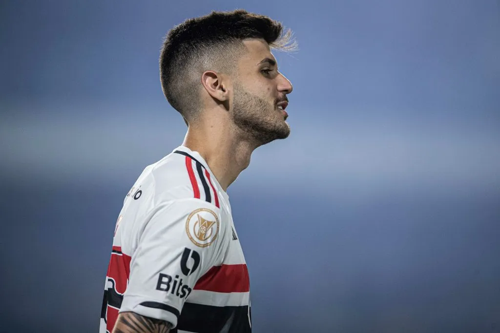 GO – GOIANIA – 18/10/2023 – BRASILEIRO A 2023, GOIAS X SAO PAULO – Lucas Beraldo jogador do Sao Paulo durante partida contra o Goias no estadio Serrinha pelo campeonato Brasileiro A 2023. Foto: Isabela Azine/AGIF