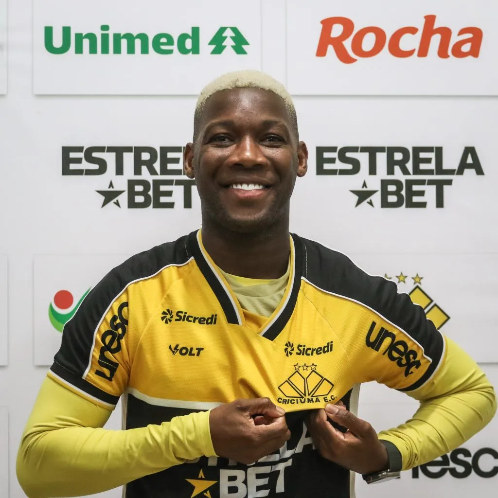 SC – CRICIUMA – 27/08/2024 – CRICIUMA, APRESENTACAO PATRICK DE PAULA – Patrick de Paula durante sua apresentacao oficial como jogador do Criciuma em coletiva de imprensa realizada no Heriberto Hulse. Foto: Leonardo Hubbe/AGIF