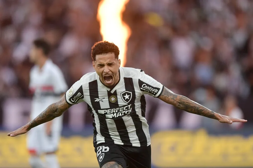 RJ – RIO DE JANEIRO – 08/12/2024 – BRASILEIRO A 2024, BOTAFOGO X SAO PAULO – Gregore jogador do Botafogo comemora seu gol durante partida contra o Sao Paulo no estadio Engenhao pelo campeonato Brasileiro A 2024. Foto: Thiago Ribeiro/AGIF