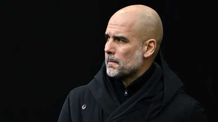 Pep Guardiola, técnico do Manchester City, durante partida contra o Aston Villa (Photo by Dan Mullan/Getty Images)