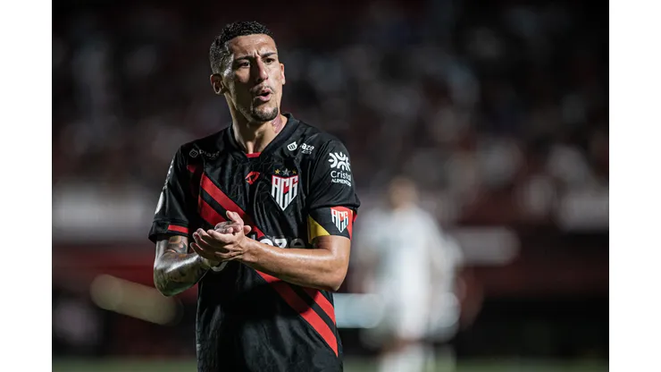 Gabriel Baralhas atuando no Atlético-GO em 2024