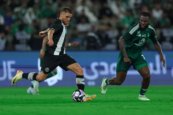 Gustavo Cuellar, atuando no Al Shabab em 2024 – (Photo by Yasser Bakhsh/Getty Images)