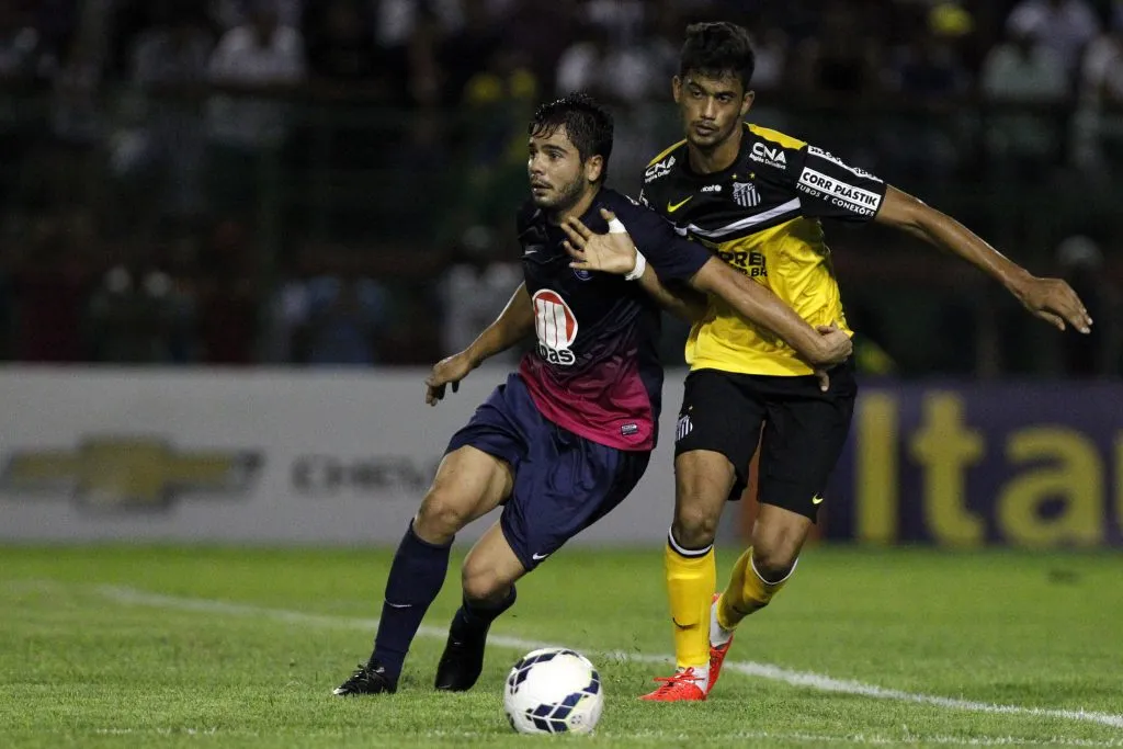 Jubal atuando pelo Santos em partida contra o Bahia em 2014 (Photo by Felipe Oliveira/Getty Images)