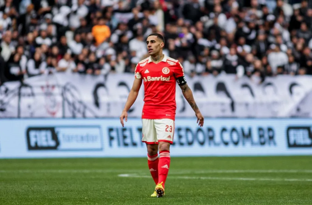 Gabriel, jogador do Internacional, durante partida contra o Corinthians (Foto: Guilherme Drovas/AGIF)