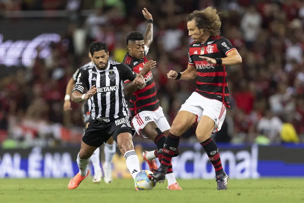 RJ – RIO DE JANEIRO – 13/11/2024 – BRASILEIRO A 2024, FLAMENGO X ATLETICO-MG – Bruno Henrique e david Luiz jogadores do Flamengo disputa lance com Hulk jogador do Atletico-MG durante partida no estadio Maracana pelo campeonato Brasileiro A 2024. Foto: Andre Mourao/AGIF