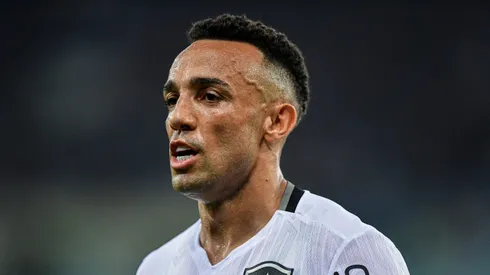 Marçal atuando pelo Botafogo durante partida contra o Fluminense (Foto: Thiago Ribeiro/AGIF)