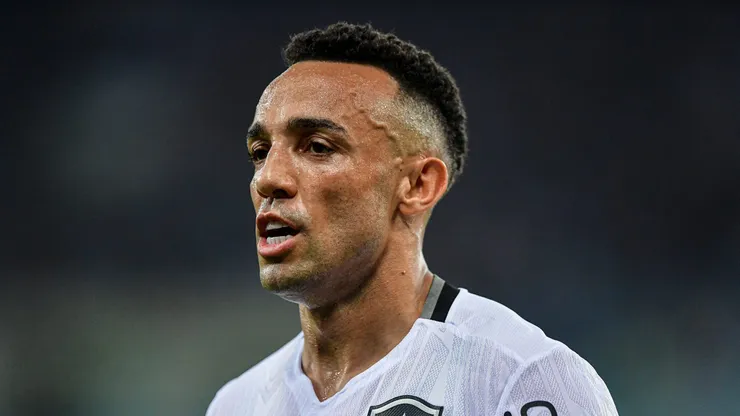 Marçal atuando pelo Botafogo durante partida contra o Fluminense (Foto: Thiago Ribeiro/AGIF)
