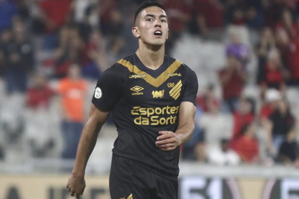 Cuello, jogador do Athletico-PR, durante partida contra o Fortaleza (Foto: Gabriel Machado/AGIF)