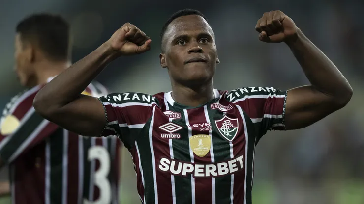 Jhon Arias, jogador do Fluminense, comemora classificação após partida contra o Grêmio (Foto: Jorge Rodrigues/AGIF)