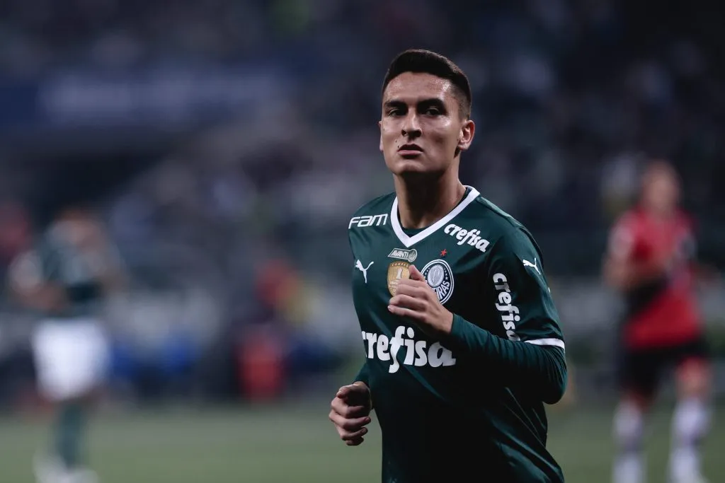 Eduard Atuesta, jogador do Palmeiras, durante partida contra o Atletico-GO (Foto: Ettore Chiereguini/AGIF)