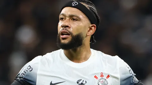 Memphis Depay durante confronto contra o Bahia no Campeonato Brasileiro de 2024.