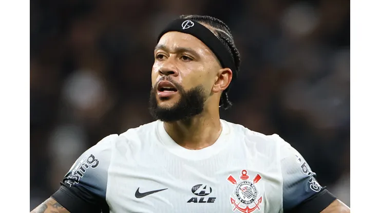 Memphis Depay durante confronto contra o Bahia no Campeonato Brasileiro de 2024.
