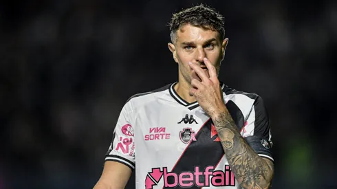 Vegetti, jogador do Vasco, durante partida contra o Cuiabá pelo Campeonato Brasileiro de 2024.