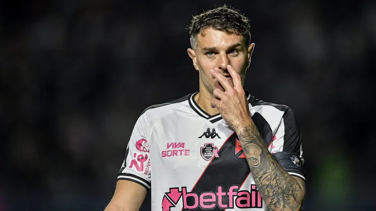 Vegetti, jogador do Vasco, durante partida contra o Cuiabá pelo Campeonato Brasileiro de 2024.