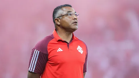 Roger Machado, técnico do Internacional, durante partida contra o Flamengo pelo Campeonato Brasileiro de 2024.