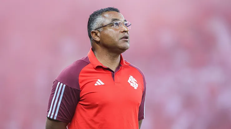 Roger Machado, técnico do Internacional, durante partida contra o Flamengo pelo Campeonato Brasileiro de 2024.