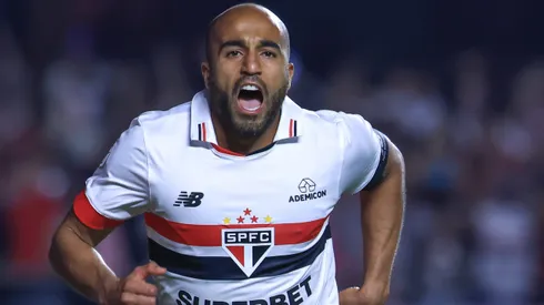 Lucas Moura, jogador do São Paulo, comemora seu gol durante partida contra o Botafogo pelo Campeonato Brasileiro de 2024.