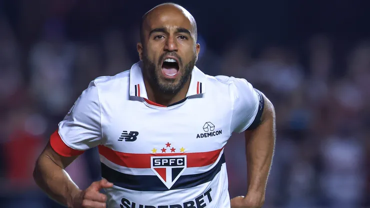 Lucas Moura, jogador do São Paulo, comemora seu gol durante partida contra o Botafogo pelo Campeonato Brasileiro de 2024.